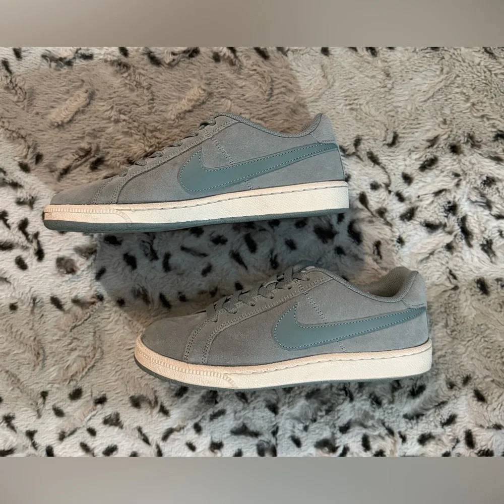 Nike Women’s Court Royale Suede Shoes - Picture 3 of 11